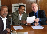 Dr. Teferi (Dekan School of Pharmacy; AAU) und Prof. Nies (Dekan Naturwissenschaftliche Fakultt I; MLU) beim Unterzeichnen des Vertrages