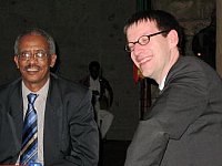 Dr. Gebrehiwot (Faculty of Business and Economics) und Prof. Urs Gruber (Rechtswissenschaften, MLU)