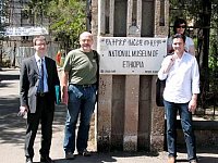 Prof. Gruber, Prof. Richter und Prof. Sippl am Eingang des Nationalsmuseums