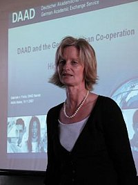 Gabriele von Fircks erlutert Austausch- und Stipendienprogramme des DAAD