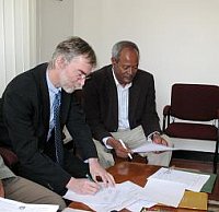 Die Prorektoren für Forschung und wissenschaftlichen Nachwuchs, Prof. Tsige Gebre-Mariam und Prof. Joachim Ulrich beim Unterzeichnen des Letters of Intend
2007-11-21_University MOU