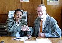 Dr. Teferi und Prof. Reinhard Neubert - Alumnus und ehemaliger Doktorvater - beim Unterschreiben des Vertrages
2007-11-21 in MOU Pharmacy