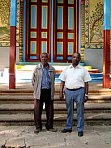 Vor der Kirche von Addis Alem: Dr. Ariaya und sein Vater.